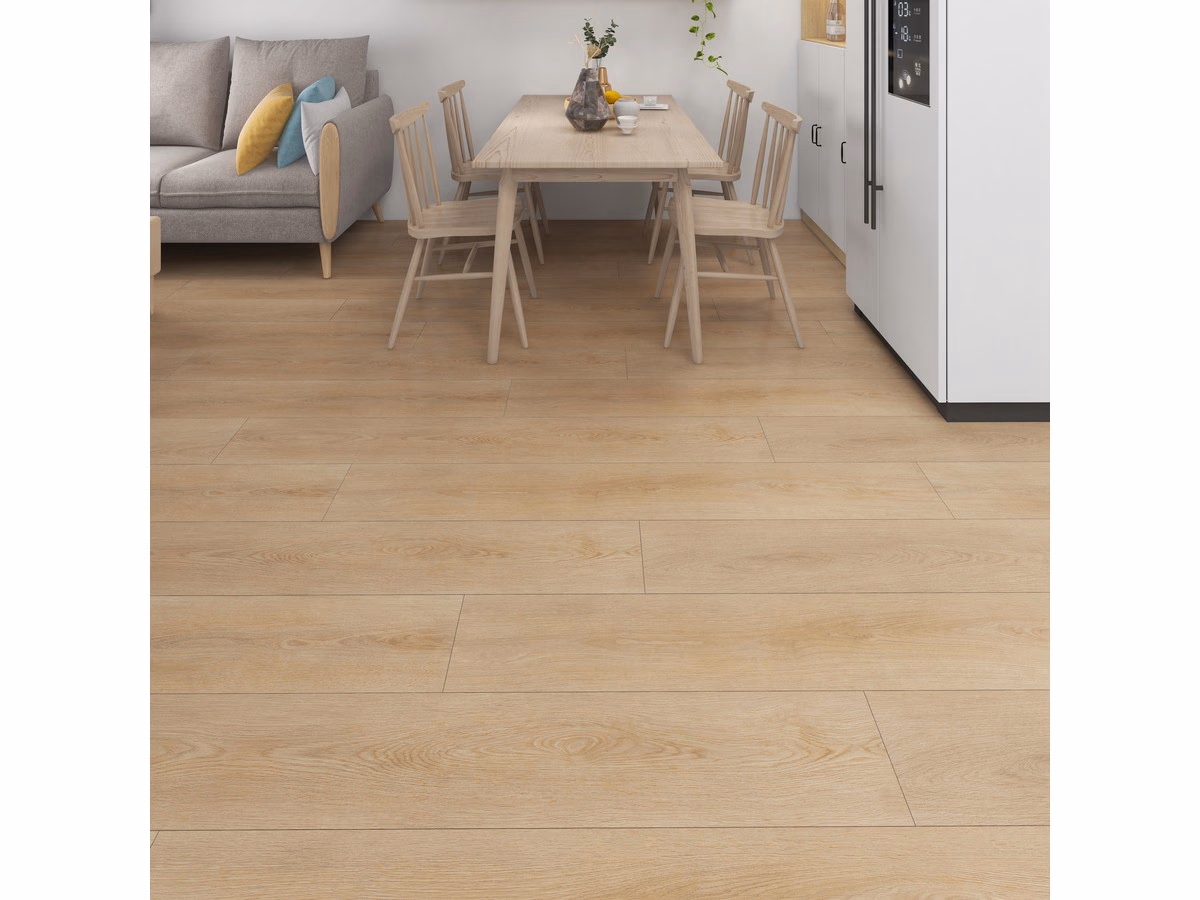Desert Oak Plank Click in een woonkamer gelegd